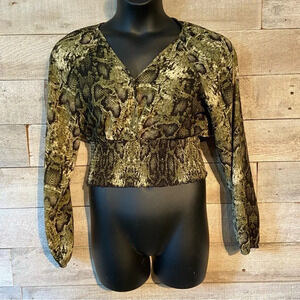 💥5/$25 Revamped women’s snakeprint faux wrap crop top ‎ in size large